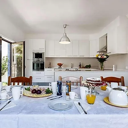Beachouse - Surf, Bed & Breakfast