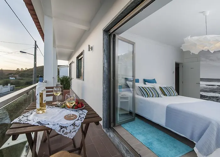 Beachouse - Surf, Couette-café Ericeira